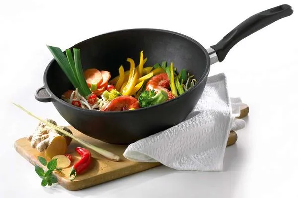 مزایای استفاده از تابه وک چدنی؛ چرا وک چدنی بهترین انتخاب است؟