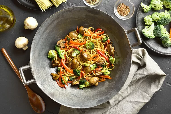 تابه وک چدنی؛ انتخاب حرفه‌ای برای آشپزی سالم و سریع