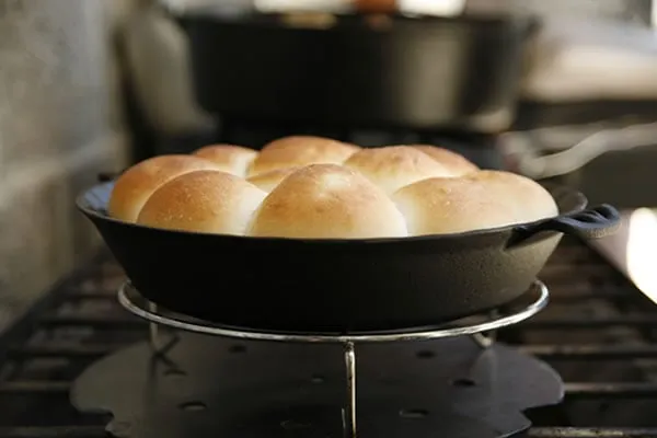 چگونه چدن میتواند عمر طولانیتری نسبت به دیگر ظروف داشته باشد؟