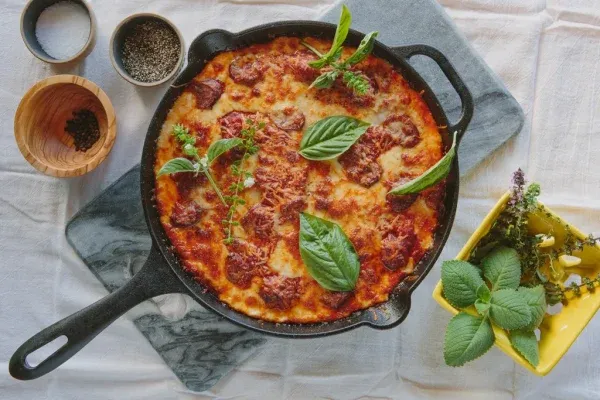 چرا باید در ظروف چدنی غذا بپزیم؟ فواید و ویژگی‌های این ظروف